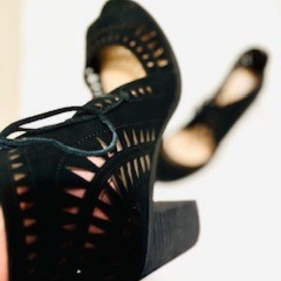 12M Vince Camuto Suede peep toe black shoe bootie - Picture 5 of 13